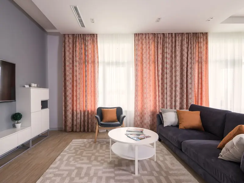 Salon d'un appartement meublé, lumineux.